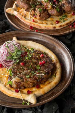 sığır eti biftek soğan ve ev yapımı ekmek, yakın çekim 