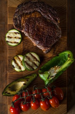 ahşap masa üzerinde ızgara sebze ve et Üstten Görünüm
