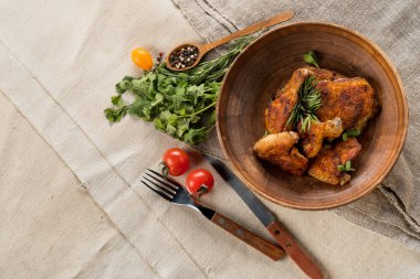 kızarmış tavuk, sebzeli kopya alanı ile Üstten Görünüm