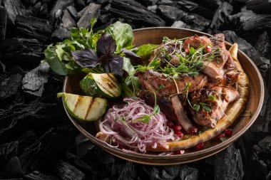 et dilimleri ile baharat ve otlar seramik plaka üzerinde kapat