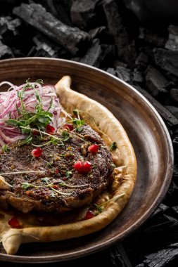 baharatlar ve ev yapımı ekmek kömür yemek sığır eti biftek, yakın çekim