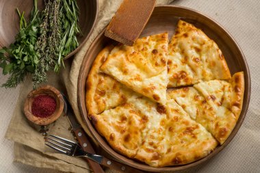 ev yapımı peynir pasta otlar ve mutfak eşyaları ile Üstten Görünüm