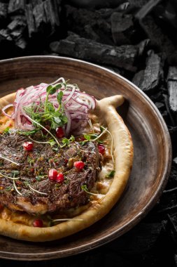 soğan ve ev yapımı ekmek kömür, üstten görünüm yemek lezzetli kebap