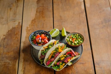 kase ahşap masa, üstten görünüm üzerinde kesme sebze ve kireç dilimleri ile baharatlı tacos