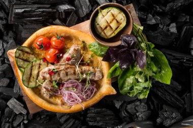 soğan, domates ve ev yapımı ekmek kömür pişirme sosis Üstten Görünüm