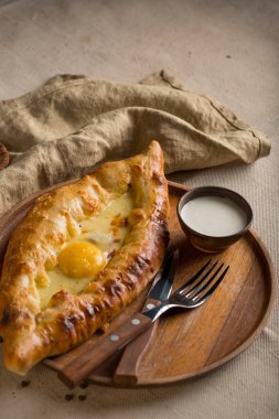 yumurta ve peynir ve krema ile kase ile ev yapımı pasta 