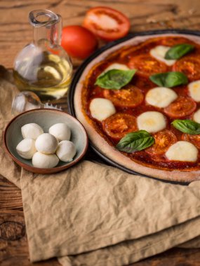 Margarita pizza ve malzemelerin üzerine kopya alanı ile ahşap masa