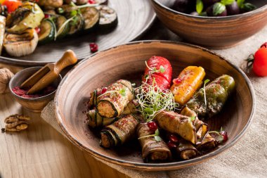 ızgara ve doldurulmuş sebze, Erik ve nar taneleri ahşap masa üzerinde kapat