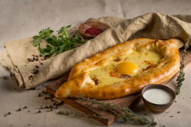 yumurta ve peynir ve krema ile kase ile ev yapımı pasta 