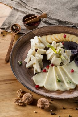 Çeşitli Peynir tabağı ceviz ve nar taneleri ile yakın çekim