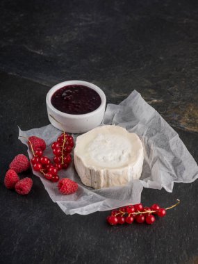 Brie peyniri taze meyveleri ve kopya alanı ile taş karanlık tabloda reçel ile