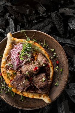 et baharat ve kömür kopya alanı ile pişirme plaka üzerinde ev yapımı ekmek ile yakın çekim