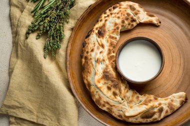 ev yapımı pasta, otlar ile plaka üstten görünüm peçete ve kase asitlendirilmiş krem