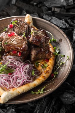 otlar ve kömür, ev yapımı ekmek kebabı yakın çekim