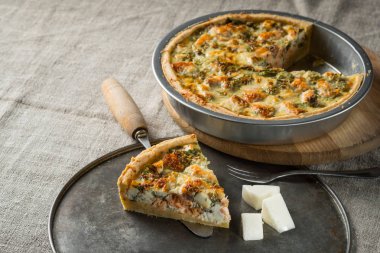 ev yapımı balık pasta Kavurma pan ve spatula ve çatal ile metal tepsi içinde peynir ile