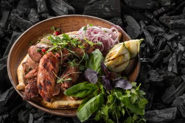 ızgara fileto ve ev yapımı ekmek kömür pişirme plaka Üstten Görünüm