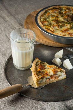 ev yapımı balık pasta peynir ve süt cam, yakın çekim