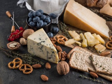 taş karanlık tablo taze çilek reçeli ile çeşitli peynir