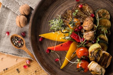 ızgara sebze otlar, ceviz ve baharat tahta kaşıkla Üstten Görünüm