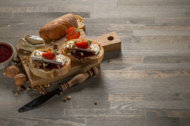 sandviç, çilek ve ahşap kesme tahtası, kopya alanı ile üstten görünüm üzerinde fındık ile lezzetli kahvaltı 