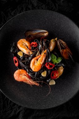 istiridye, karides ve biber ile siyah plaka Üstten Görünüm