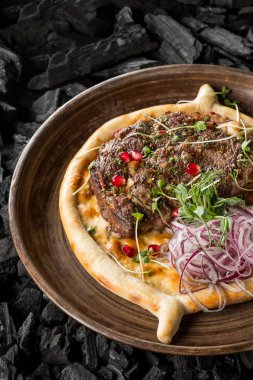 baharatlar ve ev yapımı ekmek kömür yemek sığır eti biftek, yakın çekim