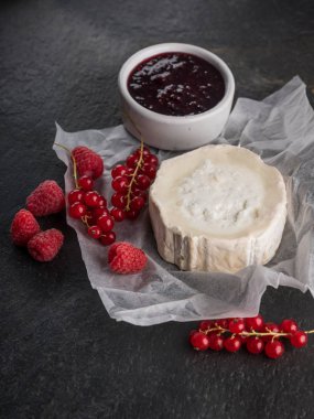 Brie peyniri taze meyveleri ve reçel taş karanlık tablo ile