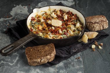 lezzetli balık pasta peynir ve ciabatta ekmeği gri taş zemin üzerine, kopya alanı ile Üstten Görünüm