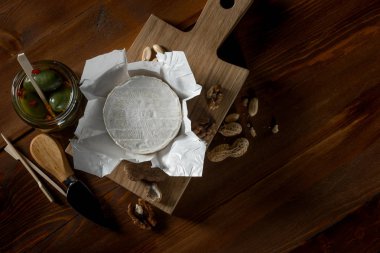 lezzetli camembert peyniri, otlar, fındık ve bıçak ahşap tepsi, kopya alanı ile Üstten Görünüm