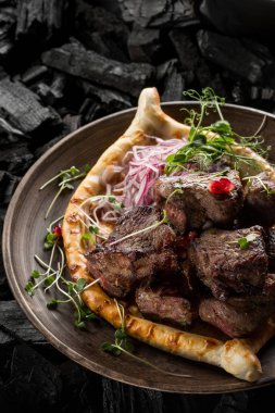 koyun eti et baharatlar ve ev yapımı ekmek kömür ızgara görünümünü kapat