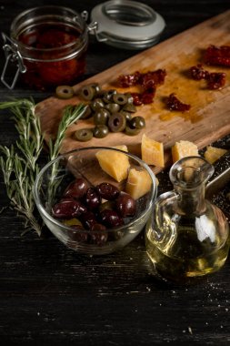 Salam, zeytin, peynir ve zeytin yağı kopya alanı siyah ahşap tablo