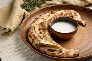 ev yapımı pasta, otlar ve kase asitlendirilmiş krem plaka yakın çekim