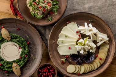 çeşitli peynir, pesto sos ve pate yeşil, üstten görünüm ile yakın çekim