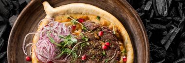 et baharatlar ve ev yapımı ekmek en iyi görünümü ahşap tahta kömür pişirme üzerinde