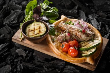 domates ve kömür yemek ev yapımı ekmek kebabı