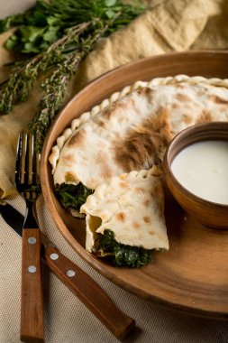 ev yapımı pasta, otlar asitlendirilmiş krem kase ve mutfak eşyaları ile plaka