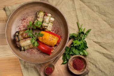 plaka renk görünümü kadar yakın rustik arka plan üzerinde doldurulmuş sebze ızgara