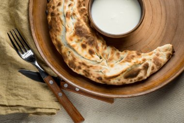 taze ev yapımı pasta, kase ve mutfak eşyaları, üstten görünüm asitlendirilmiş krem ile plaka