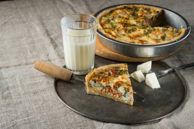 ev yapımı balık pasta peynir ve süt cam, yakın çekim