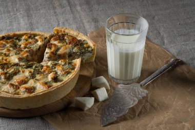 ev yapımı balık pasta peynir ve süt cam, yakın çekim