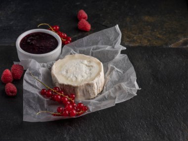 Brie peyniri taze meyveleri ve kopya alanı ile taş karanlık tabloda reçel ile