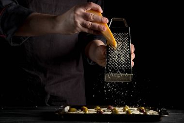 erkek ellerini üstte pizza koyarak peynir yapma görünümünü kapat