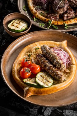 sosis baharat ve ev yapımı ekmek pişirme kömür ile yakın çekim