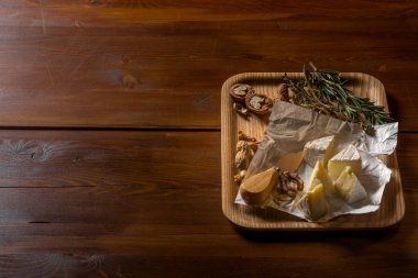 lezzetli camembert peyniri, otlar, fındık ve bıçak ahşap tepsi, kopya alanı ile Üstten Görünüm