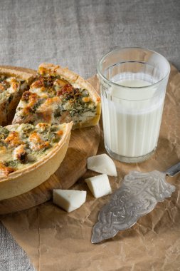 ev yapımı balık pasta peynir ve süt cam, yakın çekim