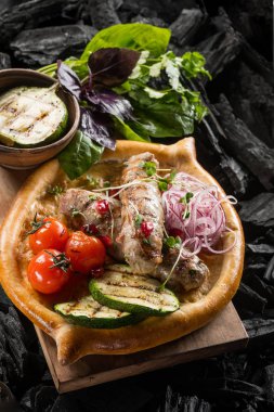 domates ve kömür yemek ev yapımı ekmek kebabı
