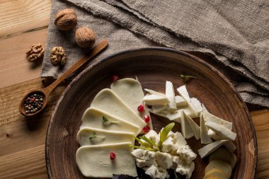 Çeşitli Peynir tabağı ceviz ve nar taneleri ile yakın çekim