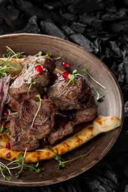 koyun eti et baharatlar ve ev yapımı ekmek kömür ızgara görünümünü kapat