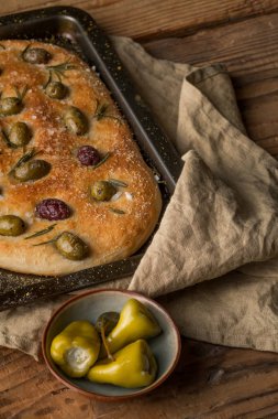 pasta dilimi zeytin, biberiye ve kase, üstten görünüm biber dolması ile