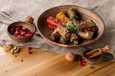 kase kopya alanı ile ahşap masa üzerinde plaka ve nar taneleri üzerinde ızgara ve doldurulmuş sebzelerin Üstten Görünüm